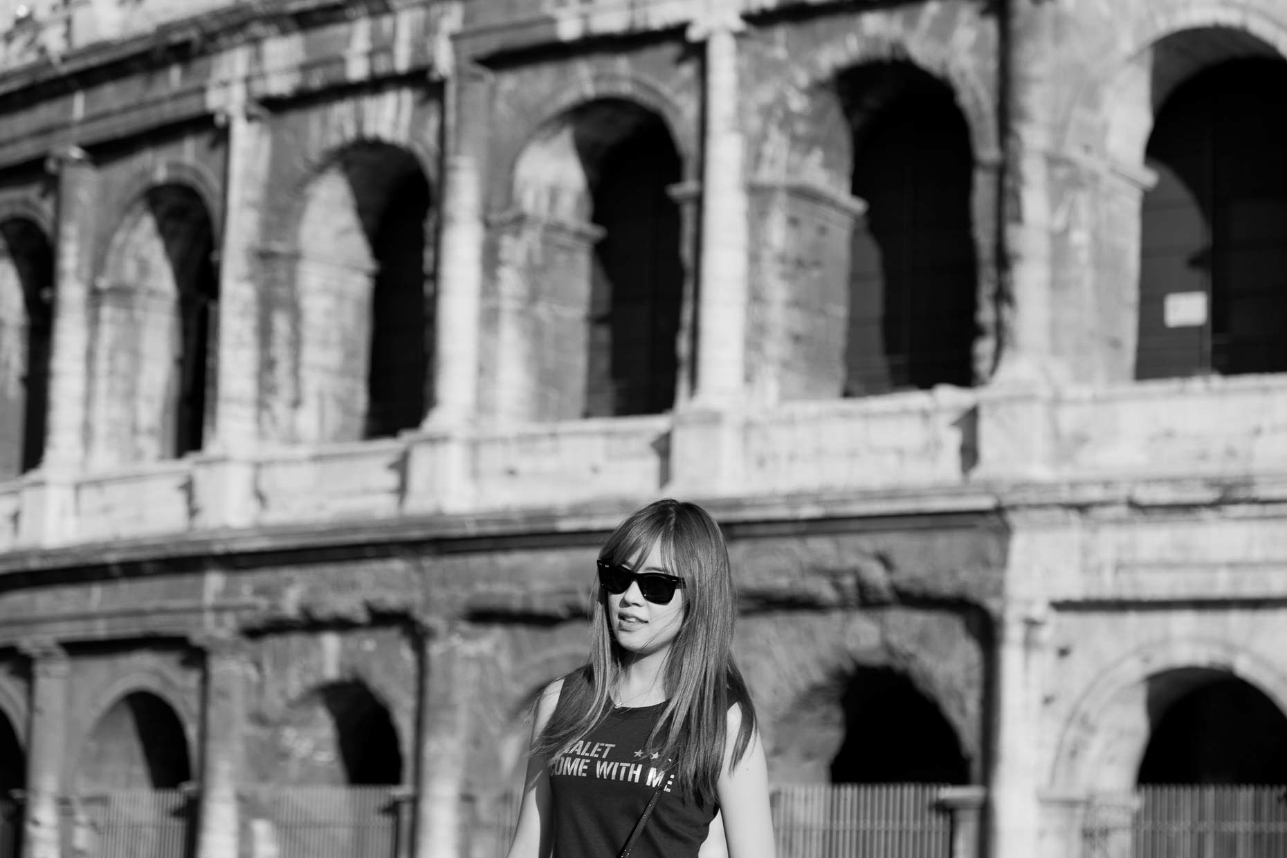 WomaninfrontofColosseum2